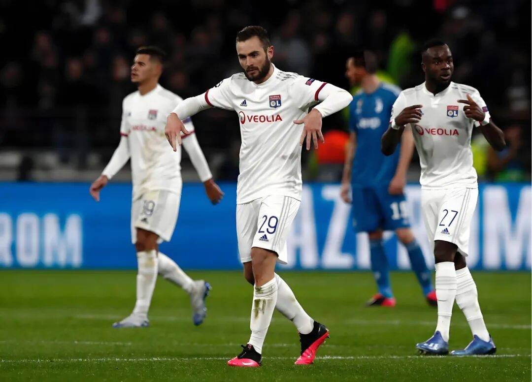 九游体育官网-推倒火凤凰全队的小说